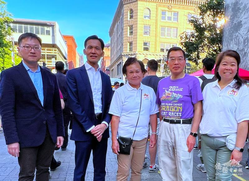 華商會理事余麗媖(中)和陳文珊（右一）請駐波士頓辦事處處長廖朝宏（左二）、副處長施維鈞（右二），波士頓文教中心主任潘昭榮參觀攤位。