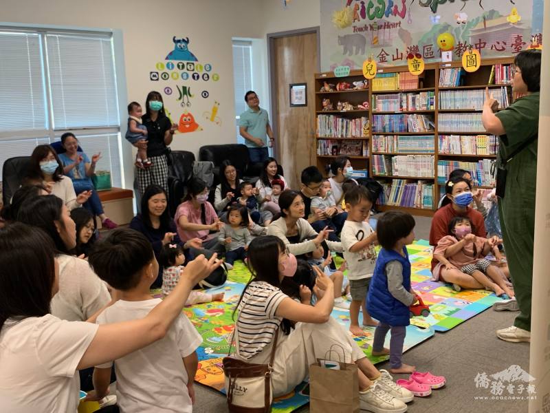 志工媽媽帶來歡樂的烤香腸手指帶動唱，與大家同樂