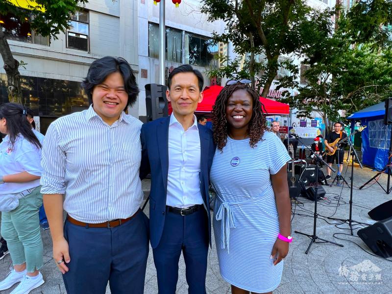 廖朝宏（中）與波士頓市議員Ruthzee Louijeune（右）和麥德福市議員曾御宸 （左）合影