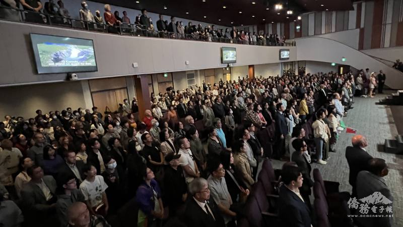 萬民劇院全場觀眾屏氣凝神，專注觀賞演出