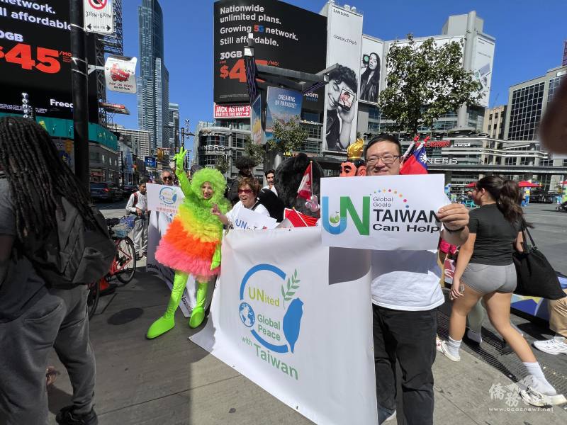 8月31日下午世界愛亞青年協會在多倫多市中心Dundas廣場前，與觀光遊覽車上的小丑互動助陣，支持臺灣加入聯合國