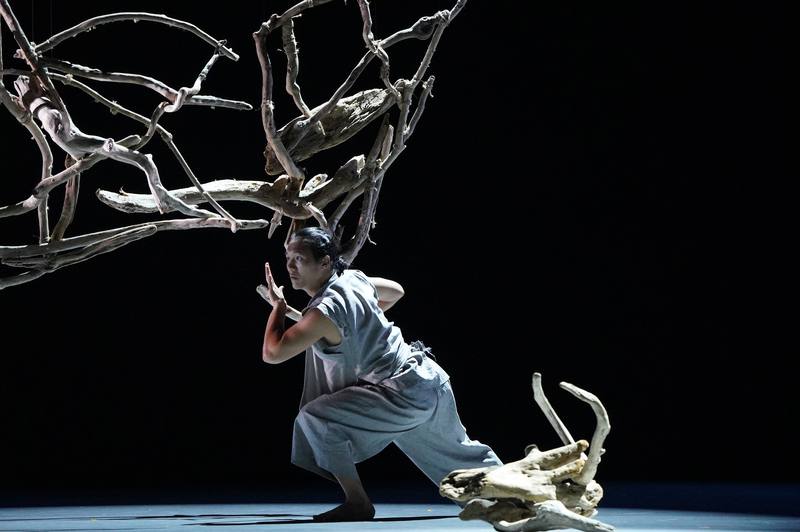 優人神鼓35週年經典「墨具五色」2.0將在台北國家戲劇院舉行4場演出，21日舉行彩排記者會，表演者演出「庖丁解牛」篇章的精彩片段。