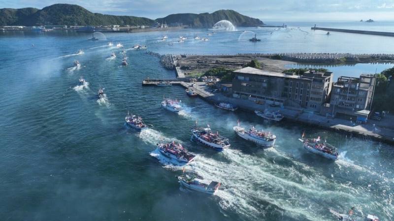 「2023蘭陽媽祖文化節」22日在蘇澳鎮南天宮金媽祖領航下，上百艘漁船組成海上遶境隊伍從南方澳漁港鳴笛起駕出發，海巡署新竹艦等船艦也在港口噴水祈福。（宜蘭縣政府提供）