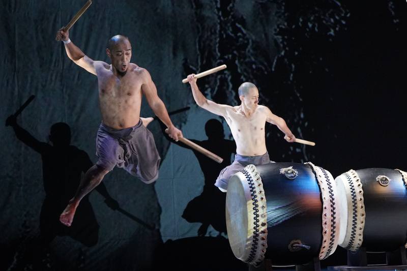 優人神鼓22日至24日將台北國家戲劇院演出35週年經典「墨具五色」2.0，21日舉辦彩排記者會，表演者演出「鼓盆而歌」篇章的精彩片段。