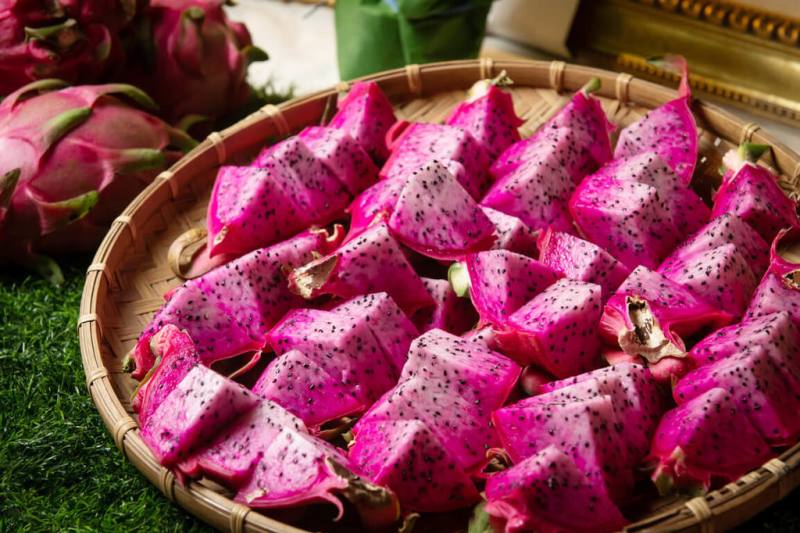 花蓮縣玉里鎮果樹產銷班第5班出產的「紅霸天雙色火龍果」甜度可高達22度，超越日本麝香葡萄，果肉色澤由白至紅呈現漸層色，主要搶攻高價市場。（花蓮縣政府提供）