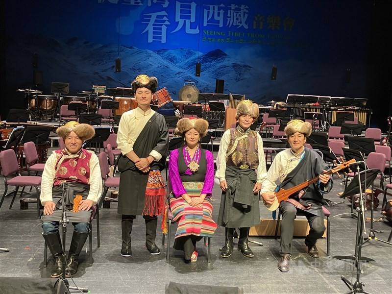 Musician to perform in two "Seeing Tibet from Taiwan" concerts at the Taiwan Traditional Theatre Center in Taipei pose for a group photo during a news conference to promote the Tibetan Culture and Art Festival Taiwan on Friday. CNA photo Sept. 22, 2023