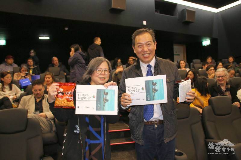 駐愛爾蘭代表處大使楊子葆(右)及都柏林中文學校董事長李于佳(左)合影