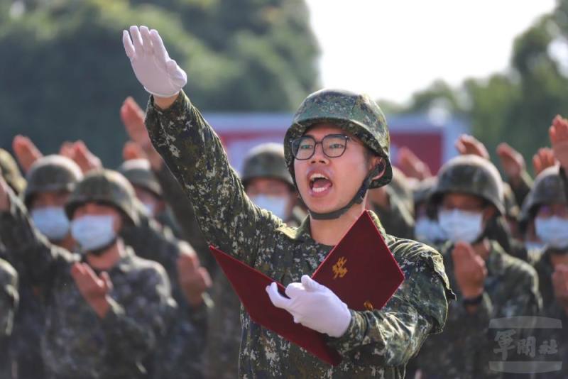 常備兵役軍事訓練183梯日前於成功嶺營區實施開訓暨授槍典禮。（陸軍第十軍團提供）