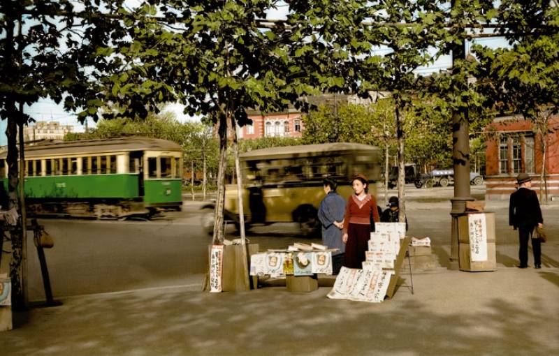 王佐榮舉例，若用AI上色會把東京的地面電車上成紅色的，是取自舊金山地面電車的資訊，極容易成為歷史的謬誤。（出自《彩繪鄧南光》）