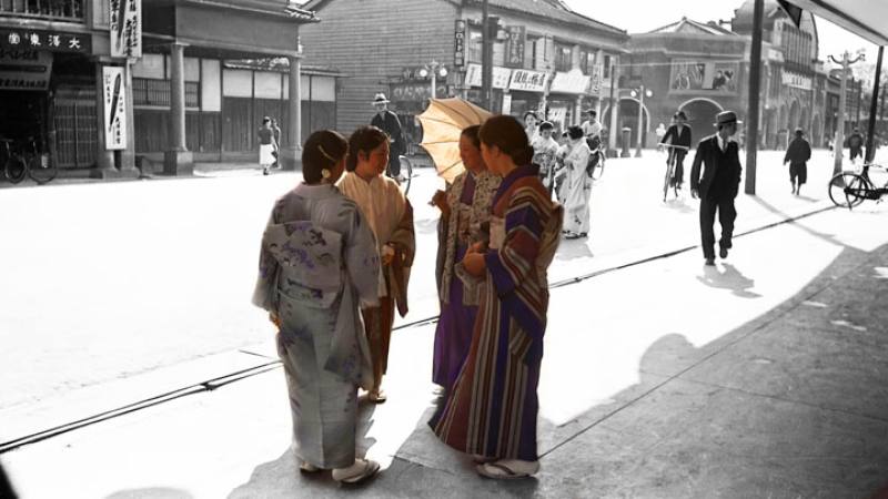 日治時期的台北西門町街景，拍攝位置在今日的成都路，遠方的建築是今日的國賓戲院。（出自《彩繪李火增》、《看見李火增》）