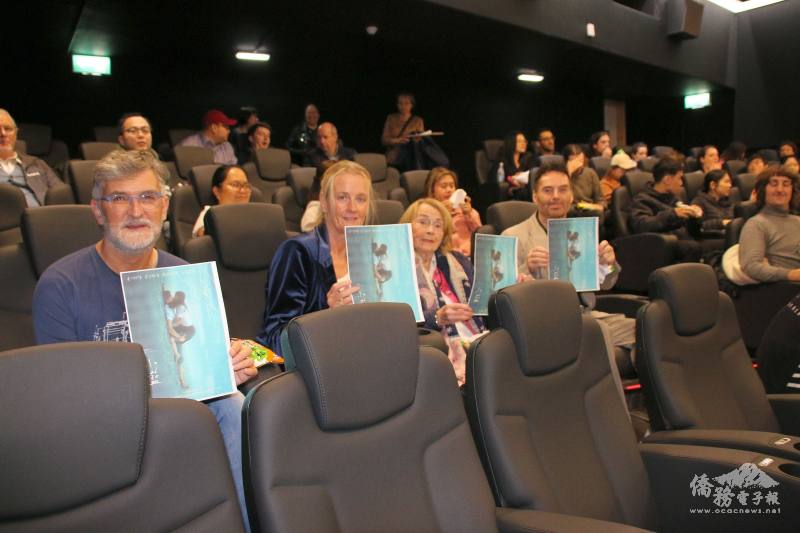 《小藍 Little Blue》導演李怡芳在愛爾蘭的家人代表出席