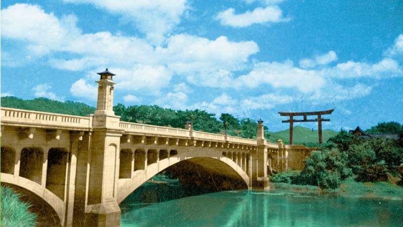 王子碩上色的第一張黑白相片台北明治橋，考證出石材是從日本本土運來的花崗岩。（王子碩提供）