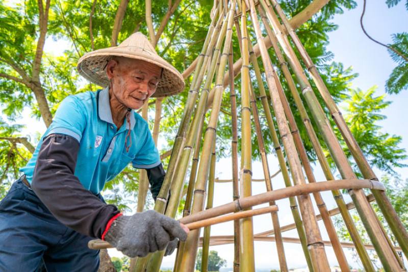 In his youth Tzeng Chi-yung, now 80, was a professional maker of bamboo gabion baskets.