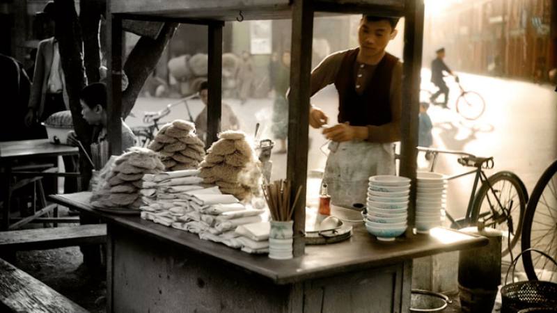 李火增景框下的建成町台北圓公園（今建成圓環）麵攤，在手繪上色後，可清晰辨識左側堆疊油炸過的雞蛋麵。（出自《彩繪李火增》、《看見李火增》）