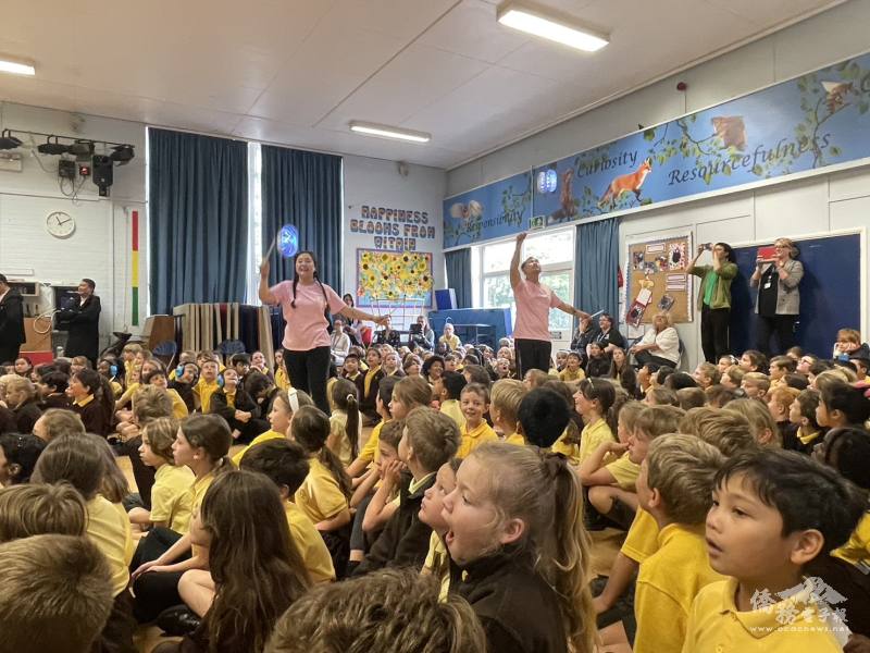 臺灣扯鈴民俗技藝讓學生們驚呼聲連連，現場的熱烈互動與孩童們的真摯迴響讓團員們大呼不虛此行