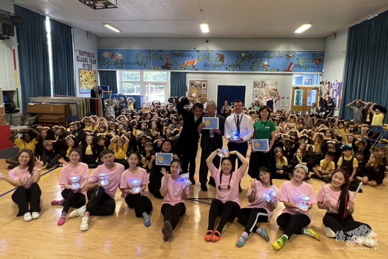 國慶文化訪問團「舞鈴劇場」深入英國國小校園與學童互動，意外促成深刻的文化交流與國民外交