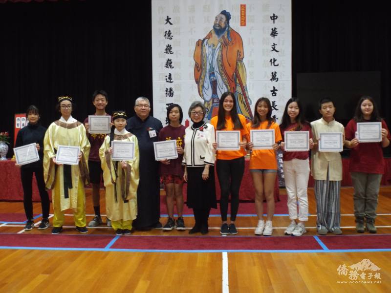 馬州婦女會委員郭逸媛(右六) 、大華府祭孔大典委員會會長盧瑞平(右八)與多媒體簡報比賽得主