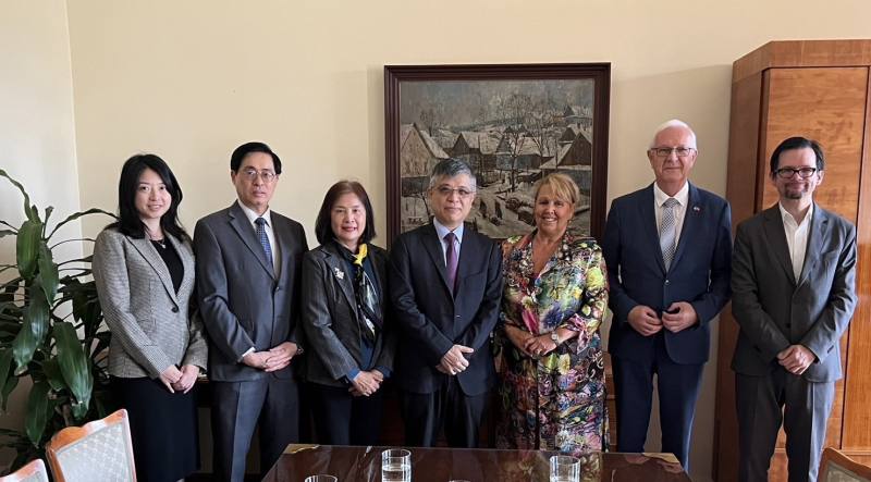 劉次長拜會參議院德拉霍斯副議長，並與捷克教育部總司長維多娃進行官方會談