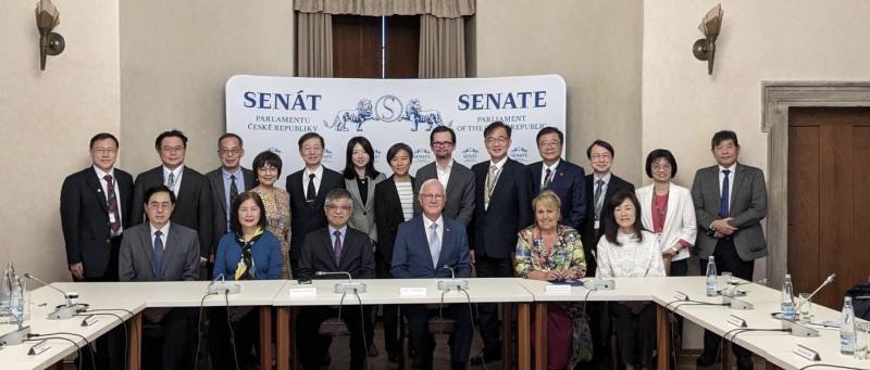 劉次長拜會參議院，並與德拉霍斯副議長、捷克教育部總司長維多娃進行官方會談，向捷方說明我國大學學術聯盟的具體規劃及與美國合作的成功範例