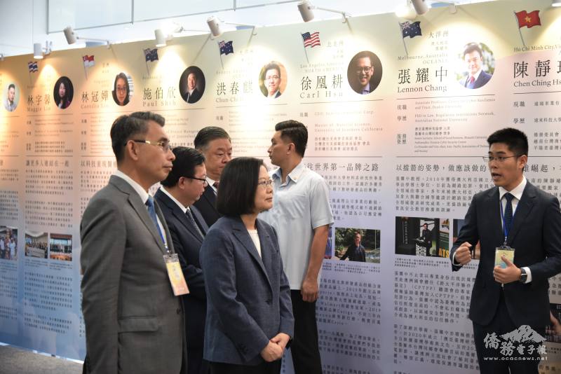 總統參觀海華文教基金會歷年成果展區