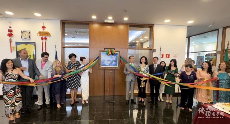 貴賓們在代表愛與和平的畫下共同揭幕