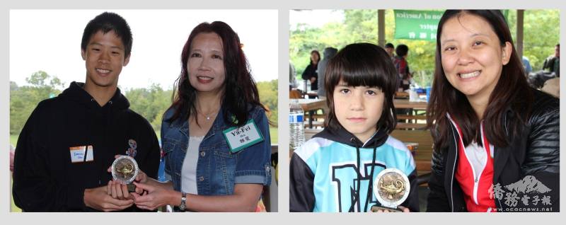 左：許雅斐頒贈高中組奬給朱繼聖，右：榮獲親子組奬的林昱成和媽媽林佳蓉合影