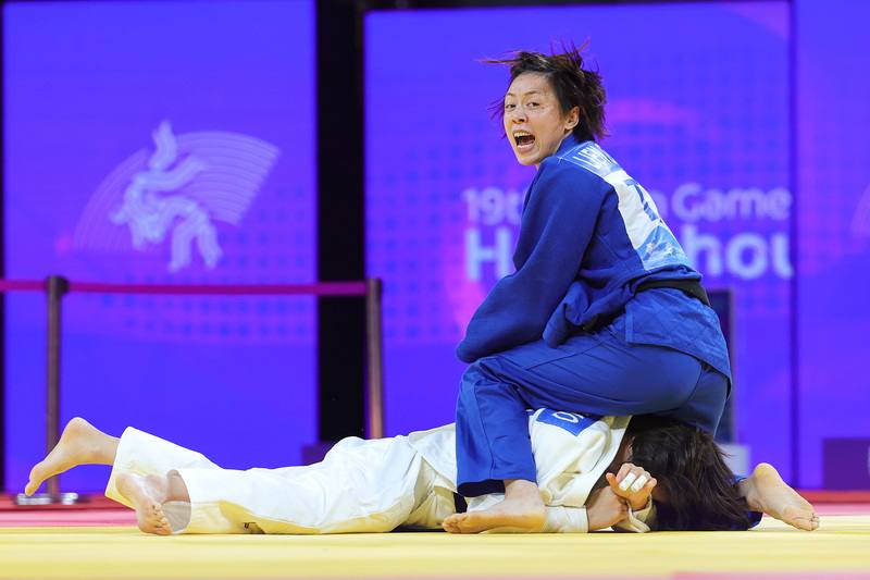 台灣「柔道女王」連珍羚（藍衣）25日在杭州亞運女子57公斤級項目闖進金牌戰，擊敗日本名將玉置桃，拿下本屆第2金。