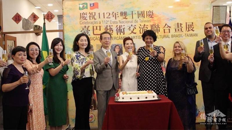 貴賓們一起舉杯祝賀畫展圓滿成功