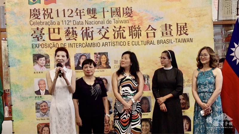 主辦人支黃秀莉（左一）致詞，並介紹4位策展人