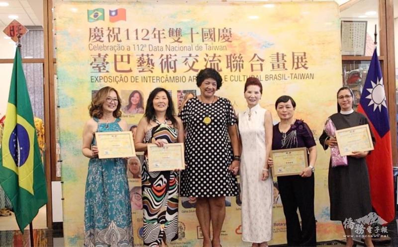 支黃秀莉（右三）、安全局局長Elza(左三)頒發證書給4位策展人黃翁美娥（右二）、Eliana Tsuru(左二)、Helena Soares(右一)、Lucia Toyota(左一)