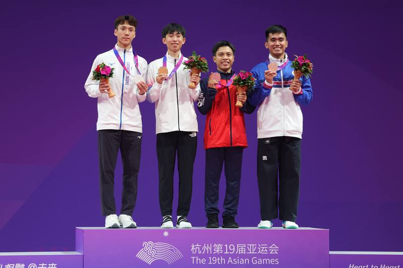 亞運跆拳道品勢馬允中摘銀　開心站上頒獎台杭州亞運24日進行跆拳道品勢賽程，台灣好手馬允中（左1）一路過關斬將，最終拿下銀牌。他賽後表示，雖然沒能奪金，但「我覺得有拚盡全力了。左2為品勢金牌得主姜完珍。