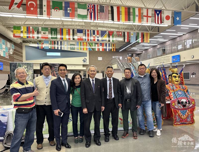 駐舊金山辦事處處長賴銘琪(左5)、金山文教中心主任蘇上傑(左3)及會長陳瑞榮(右4)與工作人員合影