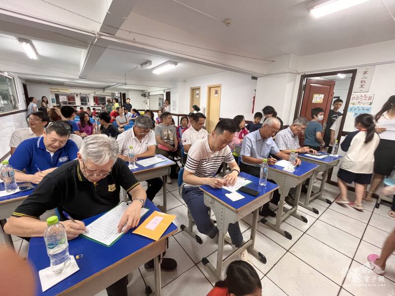 評審團認真審評每組表演