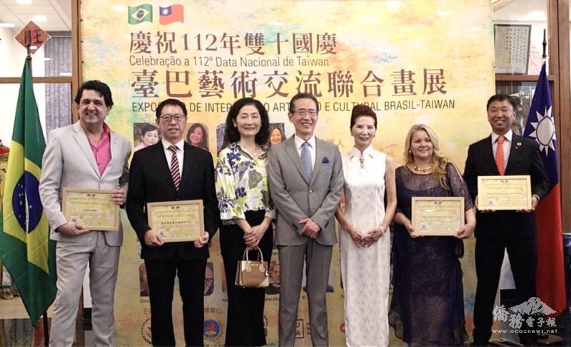 馮光中（左四）、支黃秀莉（右三）致贈感謝狀給協辦單位