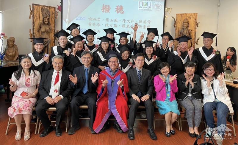 駐溫哥華辦事處僑務組秘書黃慶育(第1排右4)、空大教授郭秋田(第1排左4)、國立臺東大學資訊工程學系教授張耀中(第1排左3) 、執行長梁玉燕(第1排右3)與3年畢業生合影