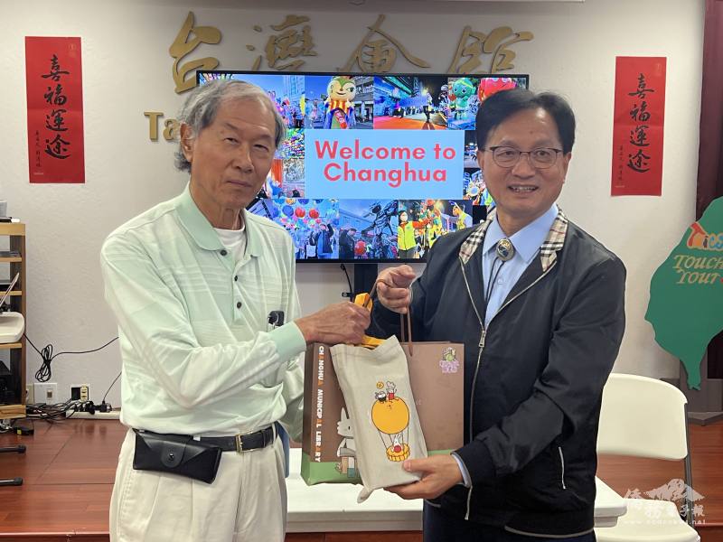 林世賢(右)贈紀念品給北加州臺灣會館理事長葉俊雄(左)