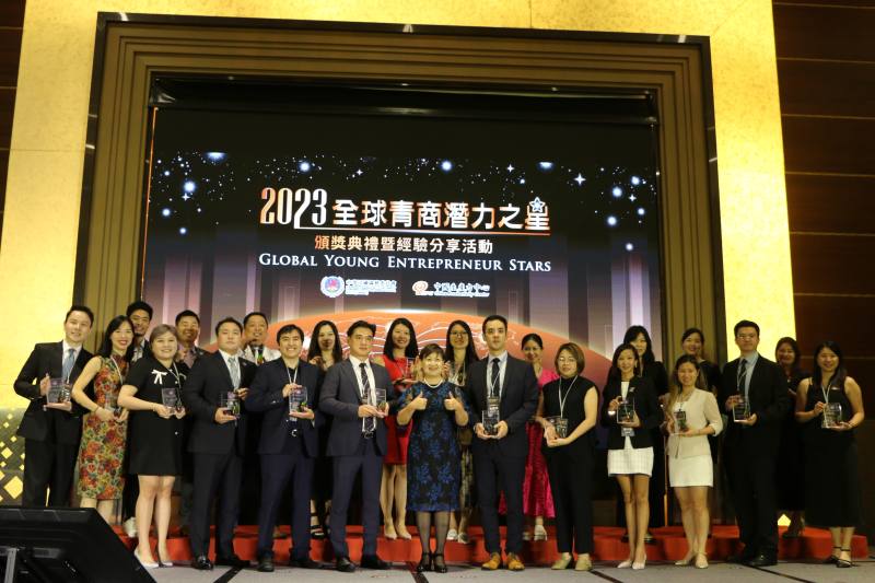 第三屆全球青商潛力之星頒獎典禮，僑委會委員長徐佳青（前排中）與當屆得主合影