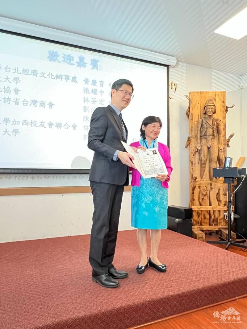 僑務組秘書黃慶育頒發卑詩省議員陳葦蓁賀狀給梁玉燕