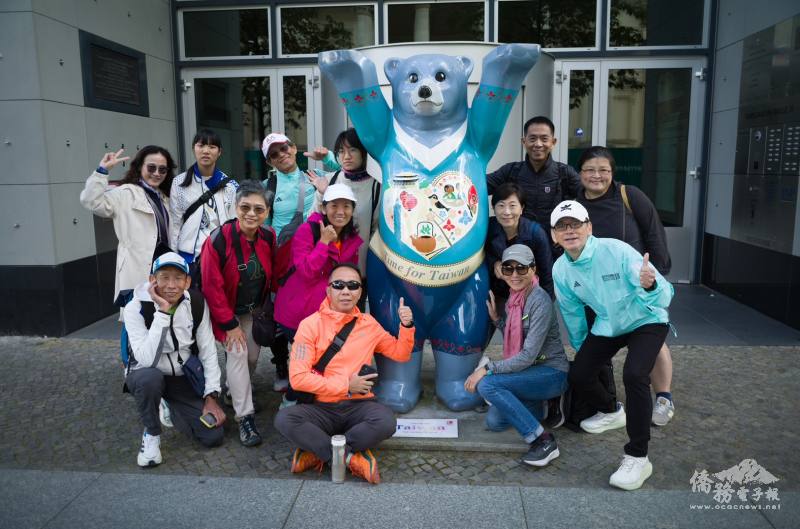 德東臺商會副會長陳思妤接待來自臺灣的馬拉松跑友團『北大』參訪駐德國代表處