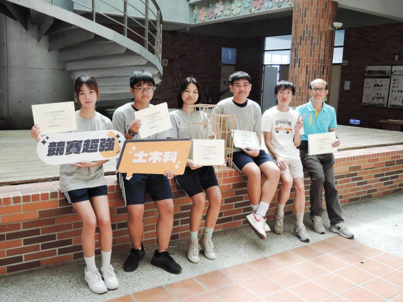 國立台東專科學校附設高職部土木科師生參加地震工程模型製作國際競賽，擊敗多個國家選手，獲耐震獎。（台東專科學校提供）