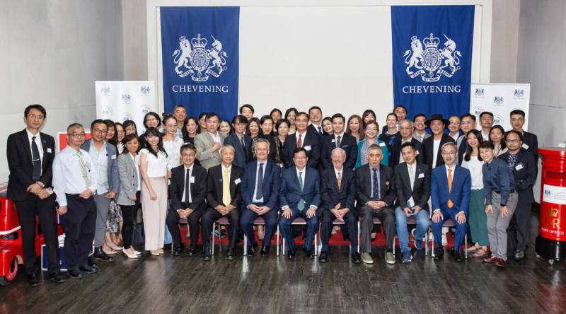 英國政府獎學金 Chevening 開辦40週年舉行慶祝活動，英國對台貿易特使佛克納（前排坐者右4）與行政院副院長鄭文燦（前排坐者左4）等出席。（英國在台辦事處提供）