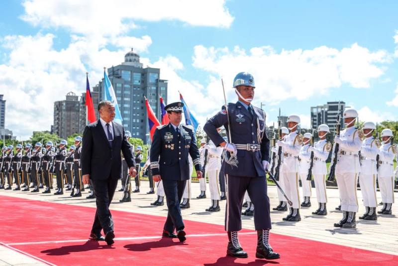 國防部長邱國正以隆重軍禮歡迎瓜地馬拉國防部長雷耶斯中將蒞部訪問