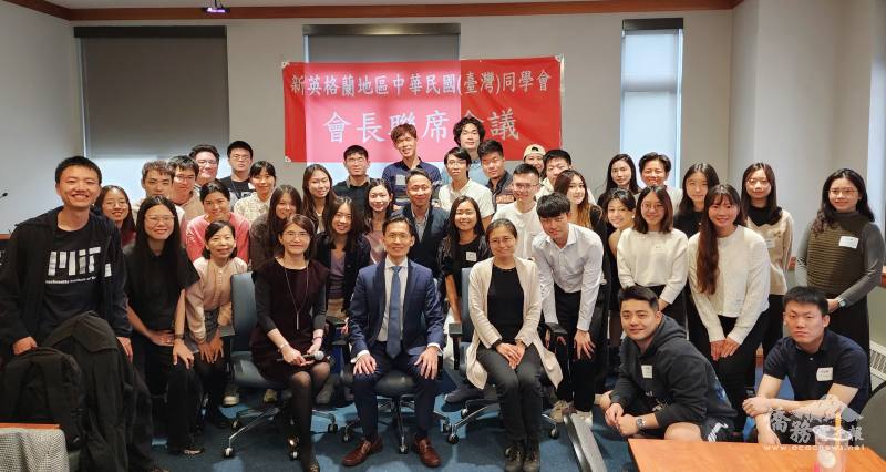 駐波士頓辦事處處長廖朝宏(前中)、教育組組長黃薳玉(前中左)、領務組副組長王馨珮(前中右)和各校同學合影