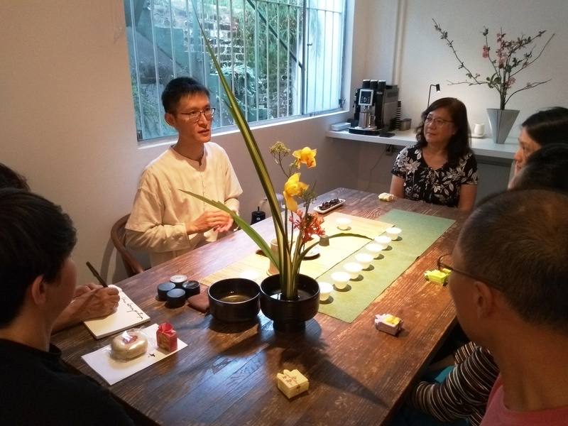 1979年出生於台灣桃園的陳家靖（白衣者），15歲隨家人移民巴西，畢業於聖保羅瑪肯西大學建築與都市規劃系，他近10年來致力地方創生，實驗性茶坊Tea Lab是一處讓有志茶人暢談交流的場域。