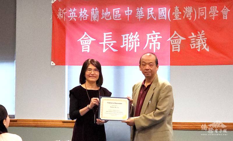 黃薳玉(左)發感謝狀給講者舒安居律師(右)