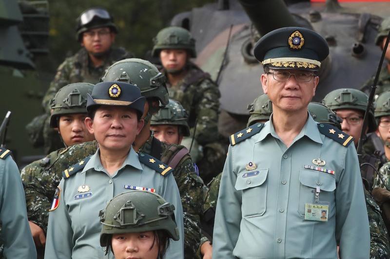 政治作戰局長楊安中將（右）10月1日屆退，遺缺將由陸軍政戰主任陳育琳中將（左）接任，圖為25日下午總統蔡英文視導中部部隊時，兩人同框與官兵合影。