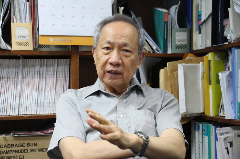 台灣智庫榮譽董事長陳博志接受中央社專訪，對中國威脅中止或部分中止兩岸經濟合作架構協議（ECFA）及中國經濟前景提出看法。