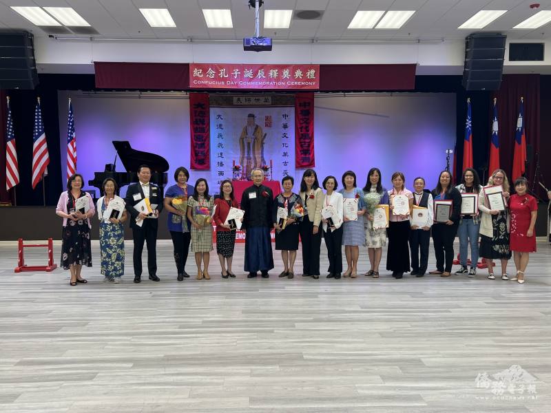 僑務委員會海外中文學校資深優良教師合影