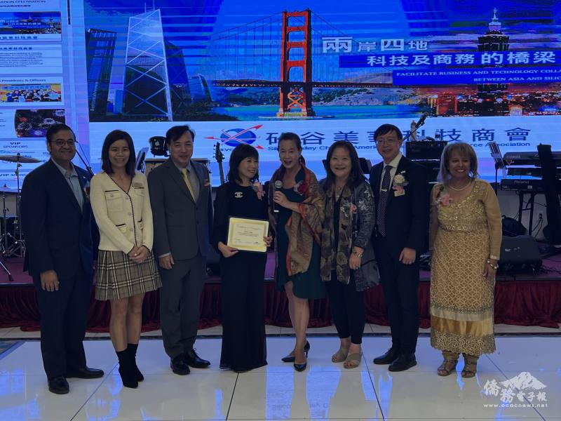 Fremont市長高敘加(左四)致贈賀狀給張媄晴(左四)