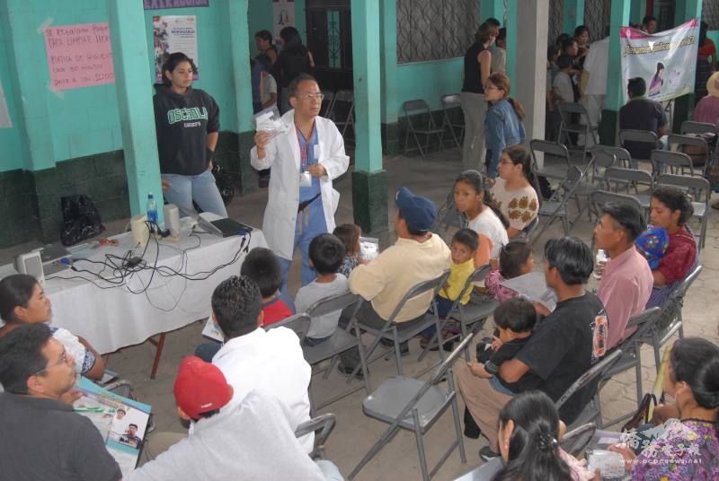 林榮松積極參與國際義診，他認為透過衛教活動可協助改善當地民眾部分醫療問題。照片為2007年林榮松於瓜地馬拉進行衛教活動